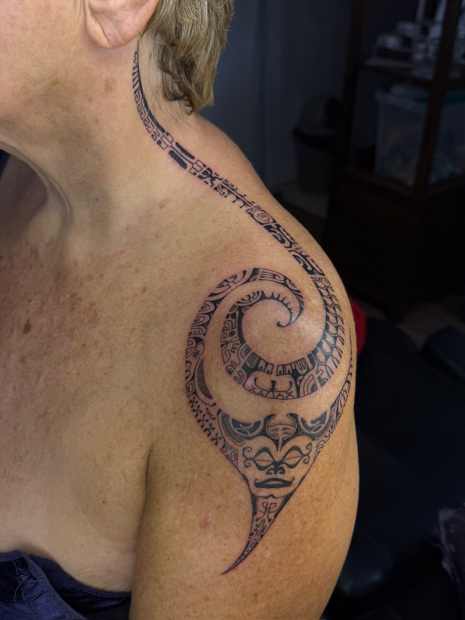 Pièce épaule spirale et masque tiki
