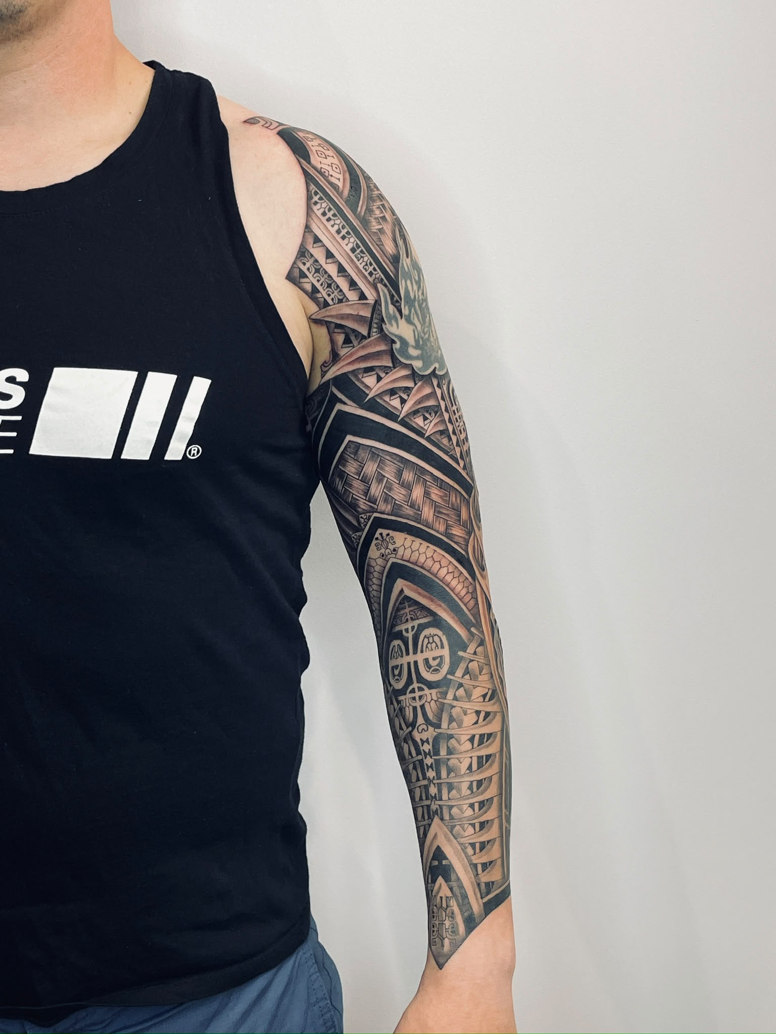 Tatouage avec motif de tressage inspiré de la vannerie traditionnelle polynésienne